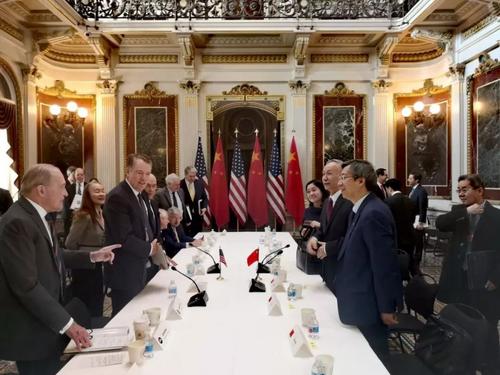 中美经贸高级别磋商华盛顿开幕会场气氛轻松 