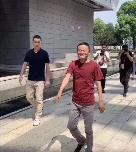 最后一天上班的马云开心得就像个小孩
