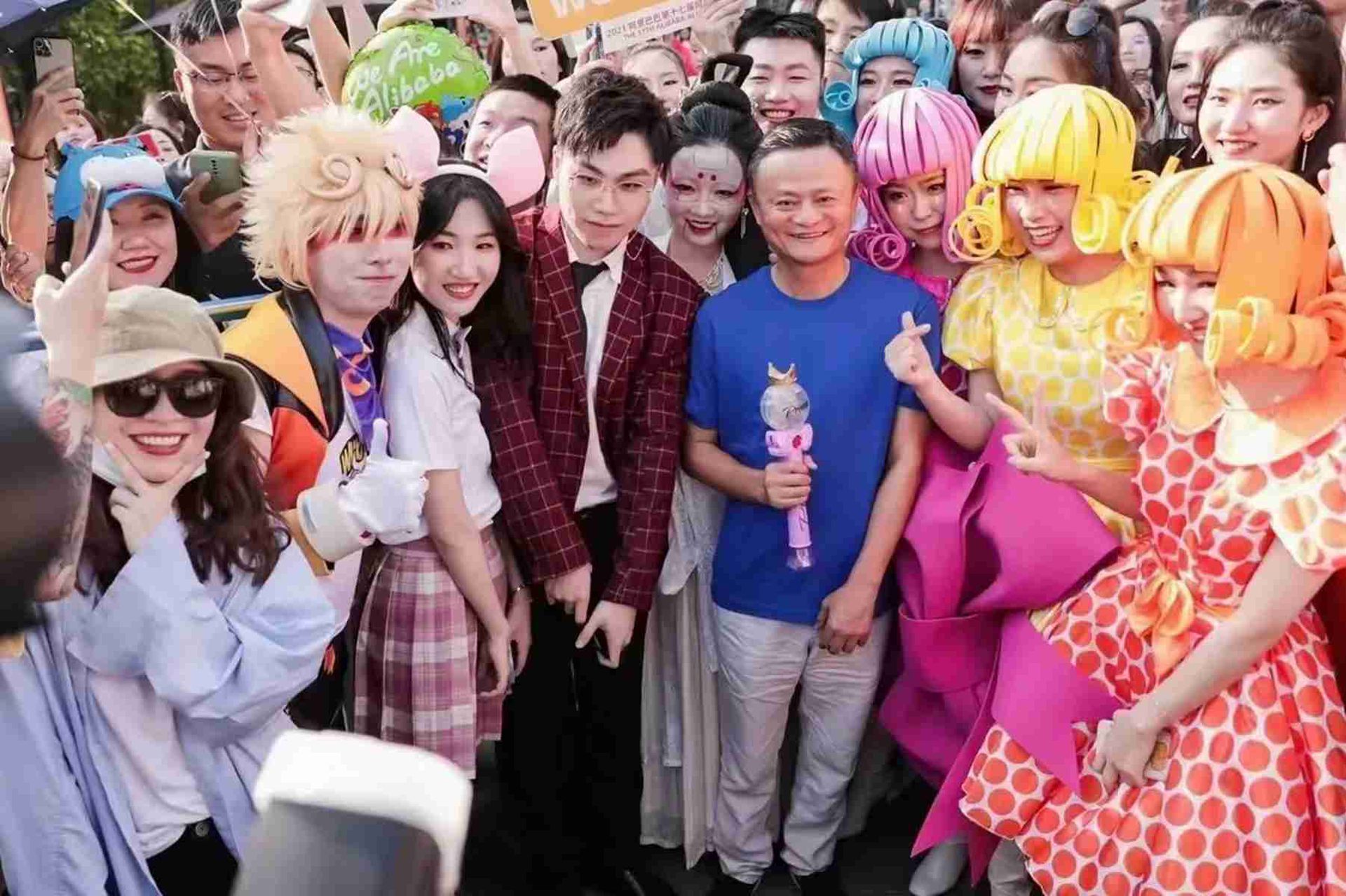 久未公开露面马云现身阿里巴巴总部 身形消瘦
