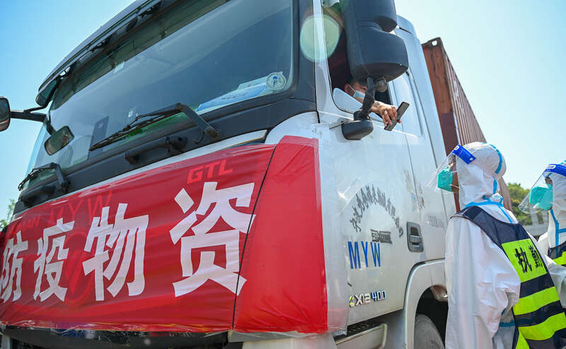 被困高速的卡车司机是什么阻断防疫物资通畅