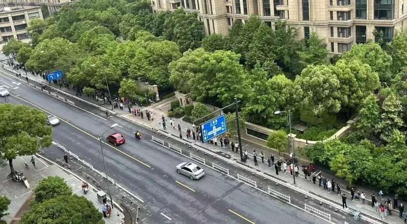 杭州一核酸检测采样点排队的人群