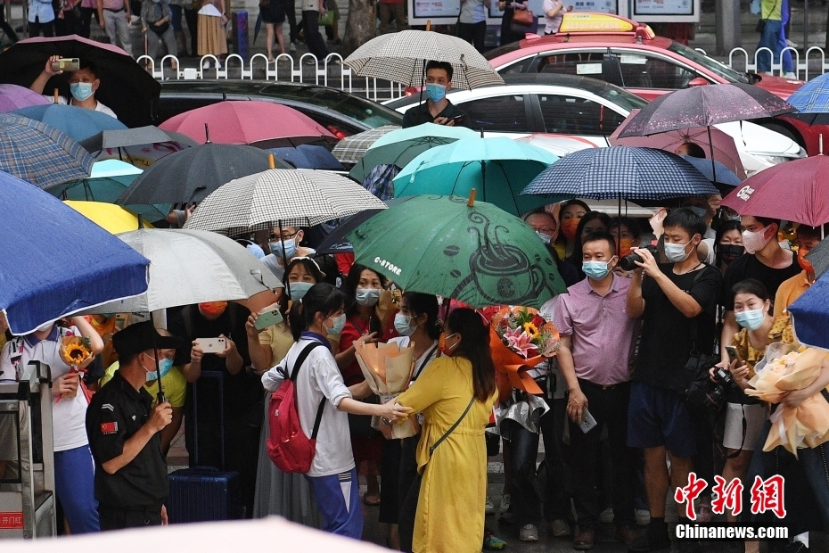 广州市第十六中学考点外，家长等待考生结束最后一科考试