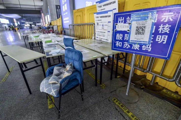 越来越多的航站楼、地铁站的场所码贴纸也被撤下，还有一些检查站被起重机吊走 ...