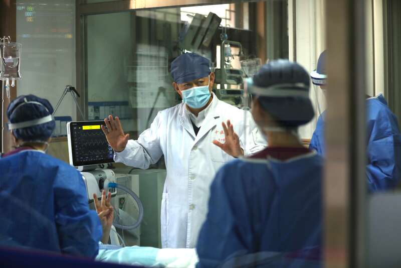 12月24日，北京中医医院党委副书记、院长刘清泉在综合重症监护室查房