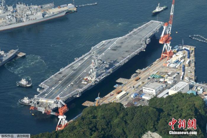 停泊在日本横须贺美军基地的美国“里根号”核动力航母