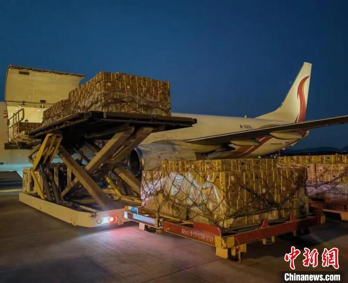 来自菲律宾的榴莲在南宁吴圩国际机场卸机