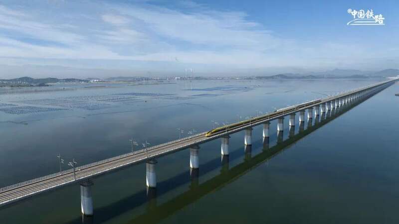 6月28日在湄洲湾跨海大桥，试验列车以单列时速453公里、相对交会时速891公里运行 ...