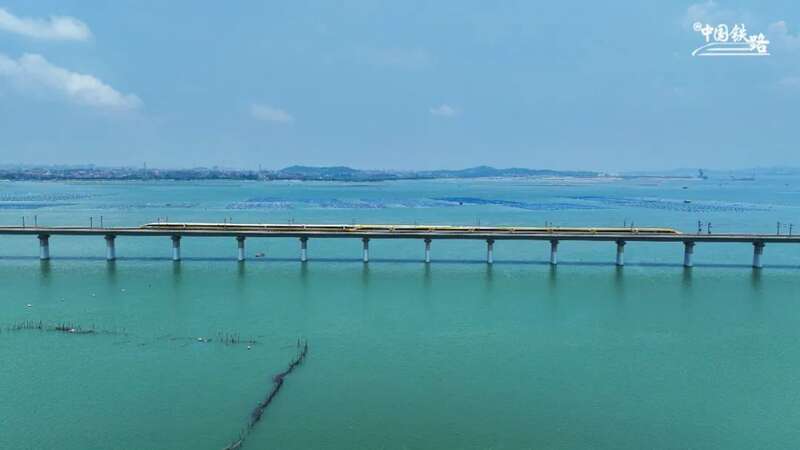 6月28日在湄洲湾跨海大桥，试验列车以单列时速453公里、相对交会时速891公里运行 ...