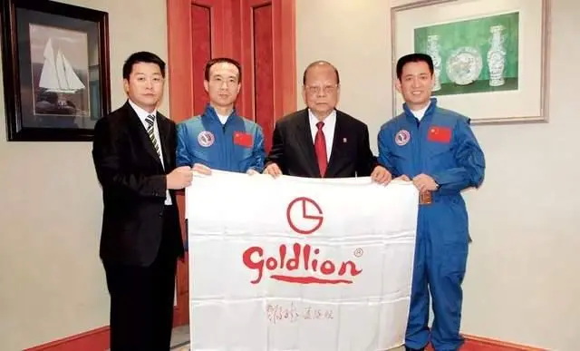 曾宪梓父子与航天员费俊龙、聂海胜合影