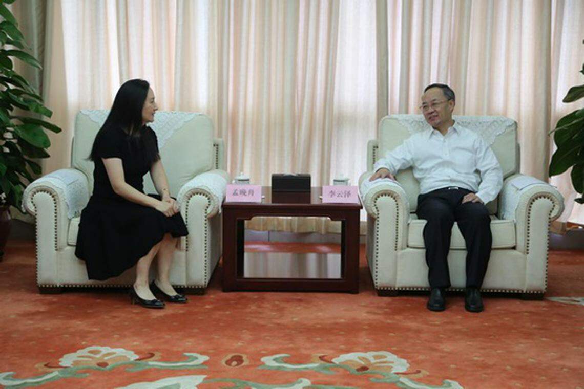 中国金融监督管理总局局长李云泽（右）星期四（8月3日）会见华为轮值董事长兼首席财务官孟晚舟（左） ...