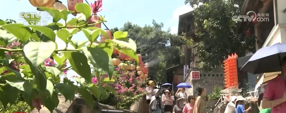 烈日炎炎 各大景区游客仍不减