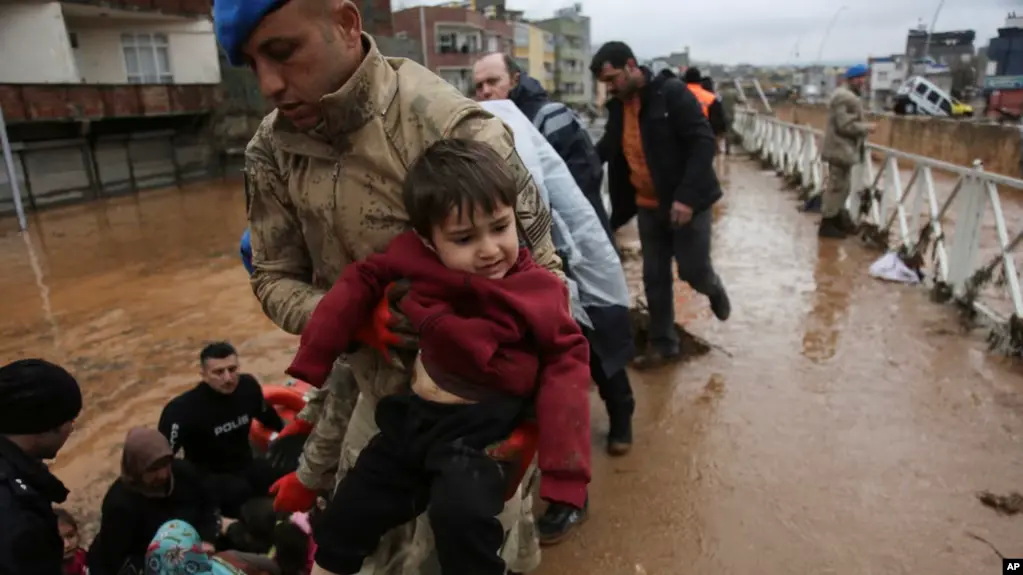 建筑倒塌，车辆被淹，道路堵塞，导致难以进入受灾最严重的地区