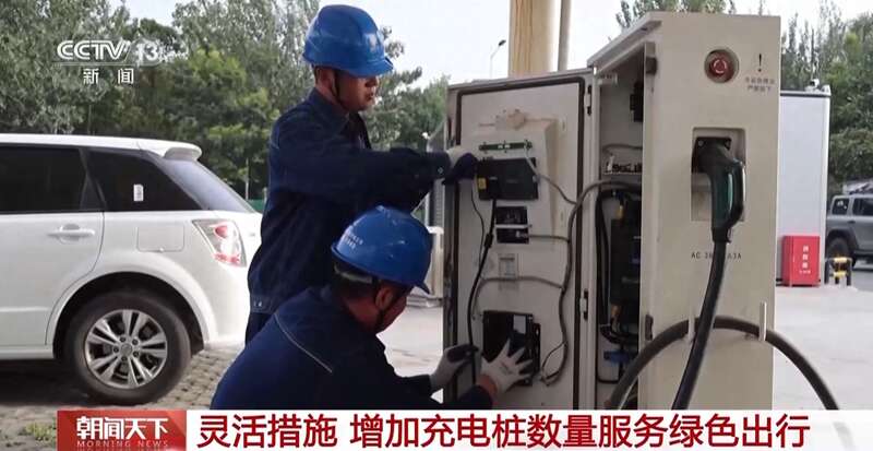 连霍高速渭南西服务区，国庆期间，这里的充电桩运维人员24小时在岗