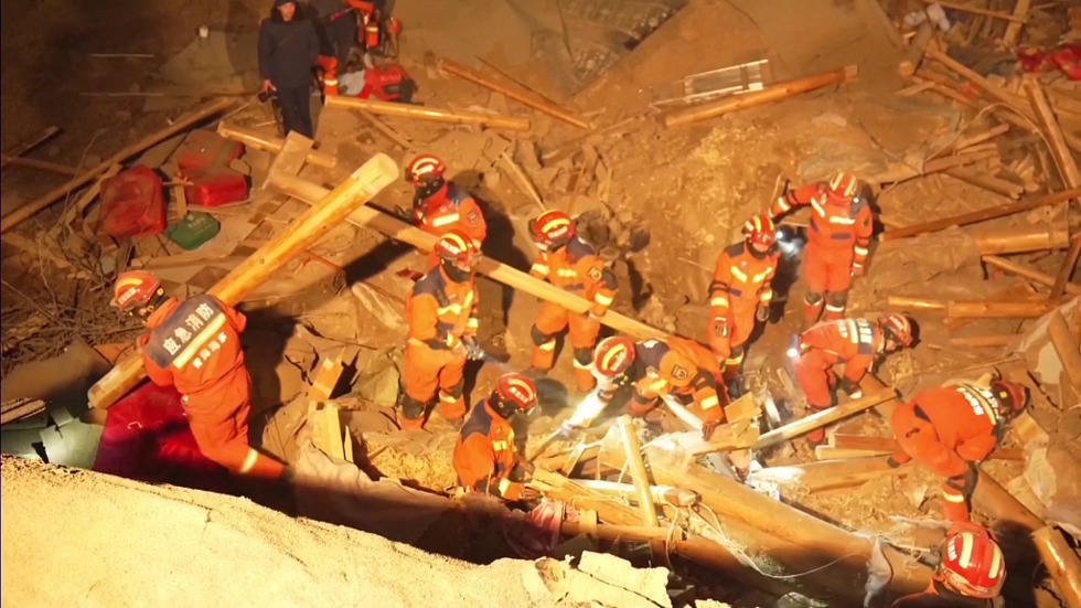 甘肃积石山县地震救援正在夜间进行