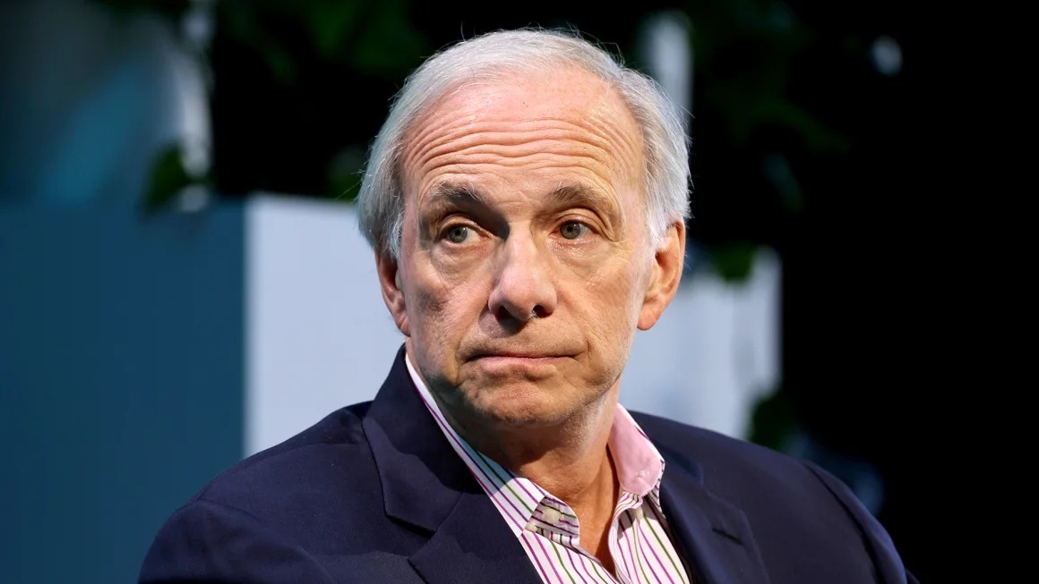 雷·达利欧 (Ray Dalio) 在 2024 年 5 月由《华尔街日报》在纽约举办的节日上发表演讲 ...