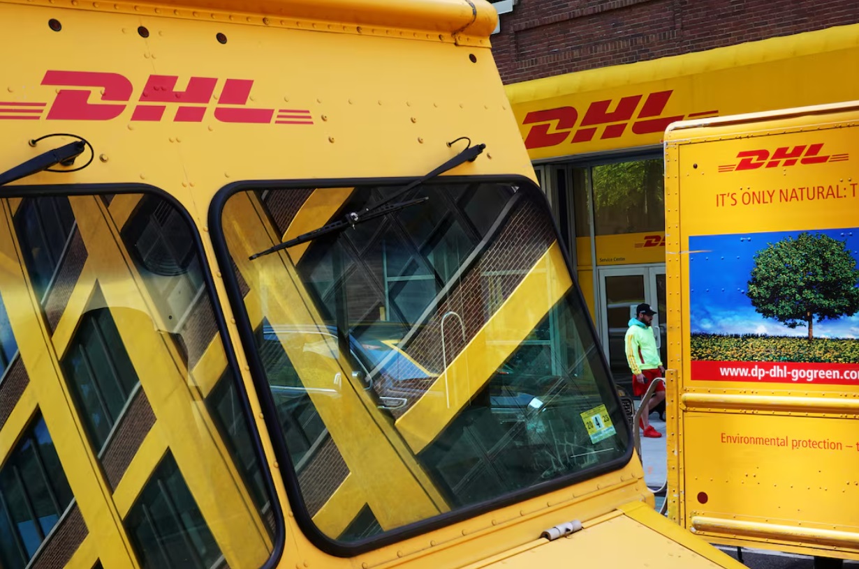 美国纽约市曼哈顿，卡车停放在 DHL 配送中心外